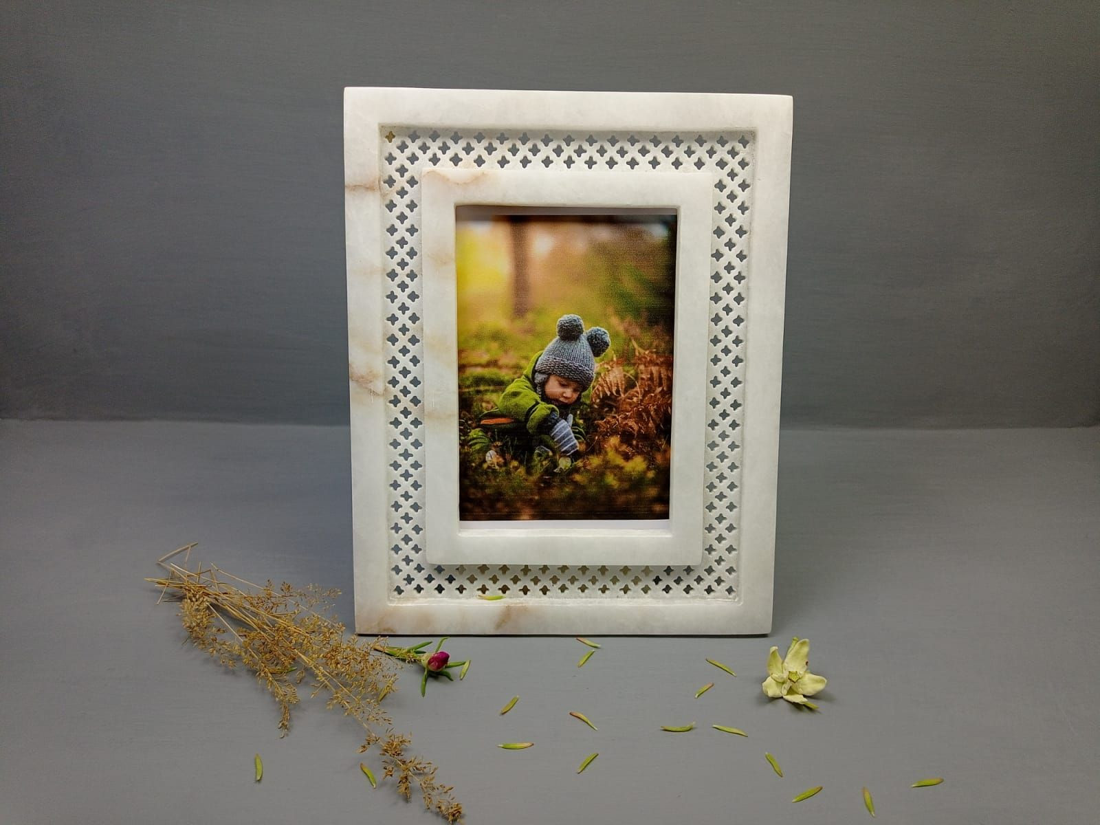 Alabaster Photo Frame with lattice craft